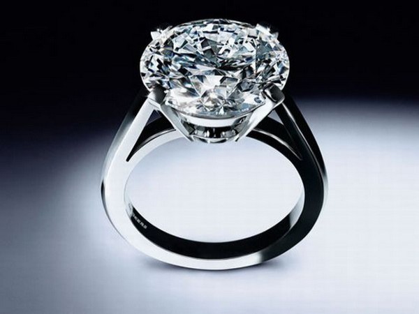 Trên đỉnh chiếc nhẫn platinum do hãng kim hoàn nổi tiếng De Beers sản xuất là viên kim cương màu D, màu được săn đó nhất trong bảng màu kim cương. Nó được thiết kế rất đơn giản và thanh lịch nhưng lại có giá “cắt cổ”. Chỉ có 9 carats nhưng giá bán lên đến 1,83 triệu USD.
